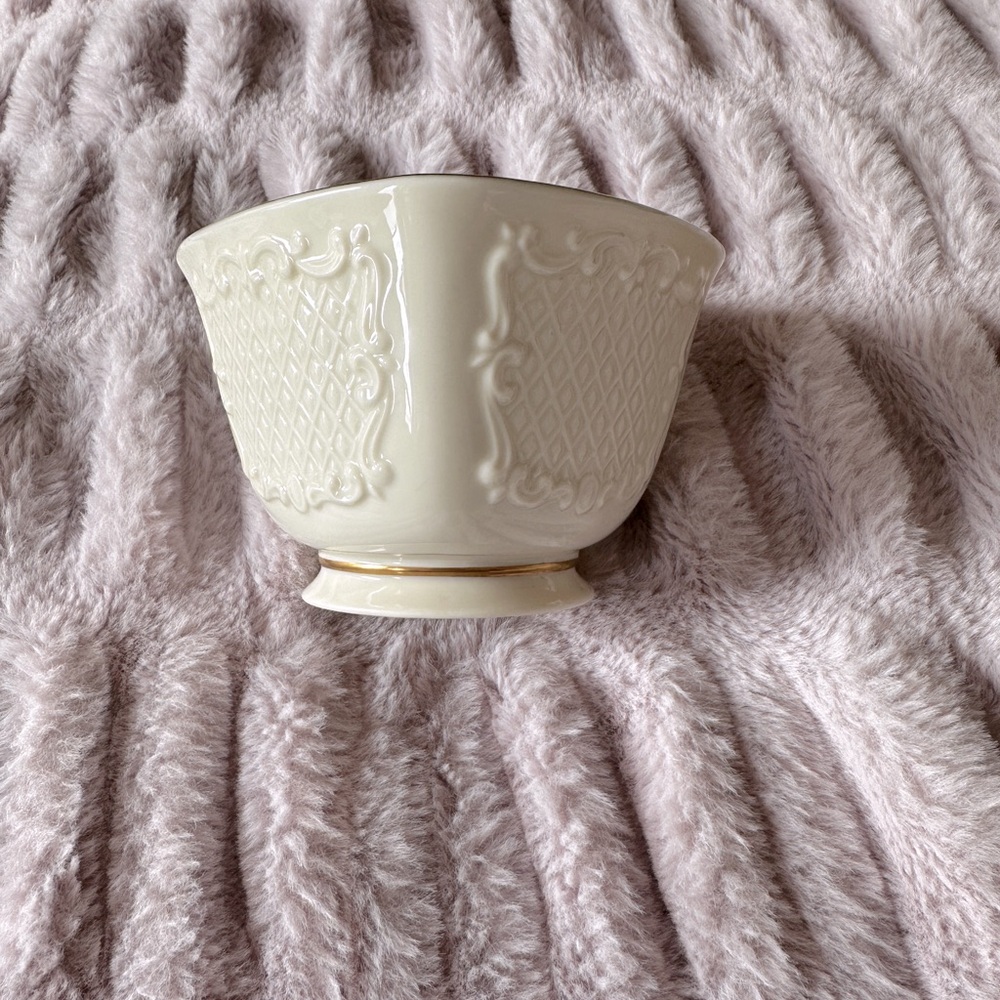 Beautiful little Lenox candy dish bowl